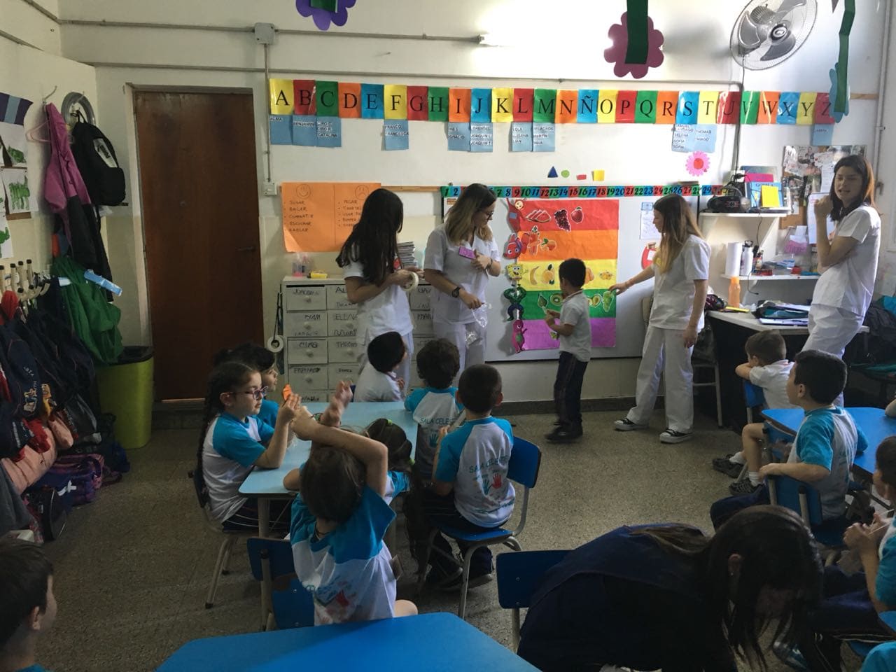 Foto de un taller educativo con niños